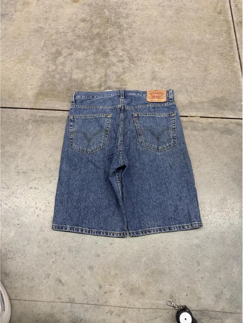 vintage levis 505 dark blue relaxed baggy fit jean shorts jorts size 32